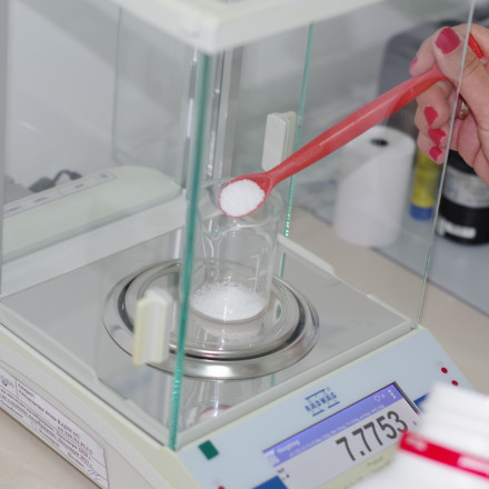 Precise weighing of a laboratory sample